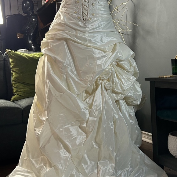 MADISON COLLECTION CHAMPAGNE SATIN WEDDING GOWN US SIZE 8 - Picture 4 of 11